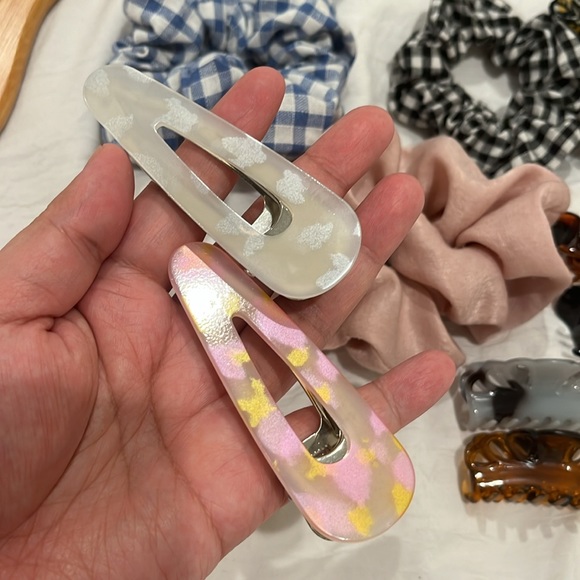 Assorted hair ties, scrunchies, headbands, wooden comb, hair clip claws - Picture 3 of 9